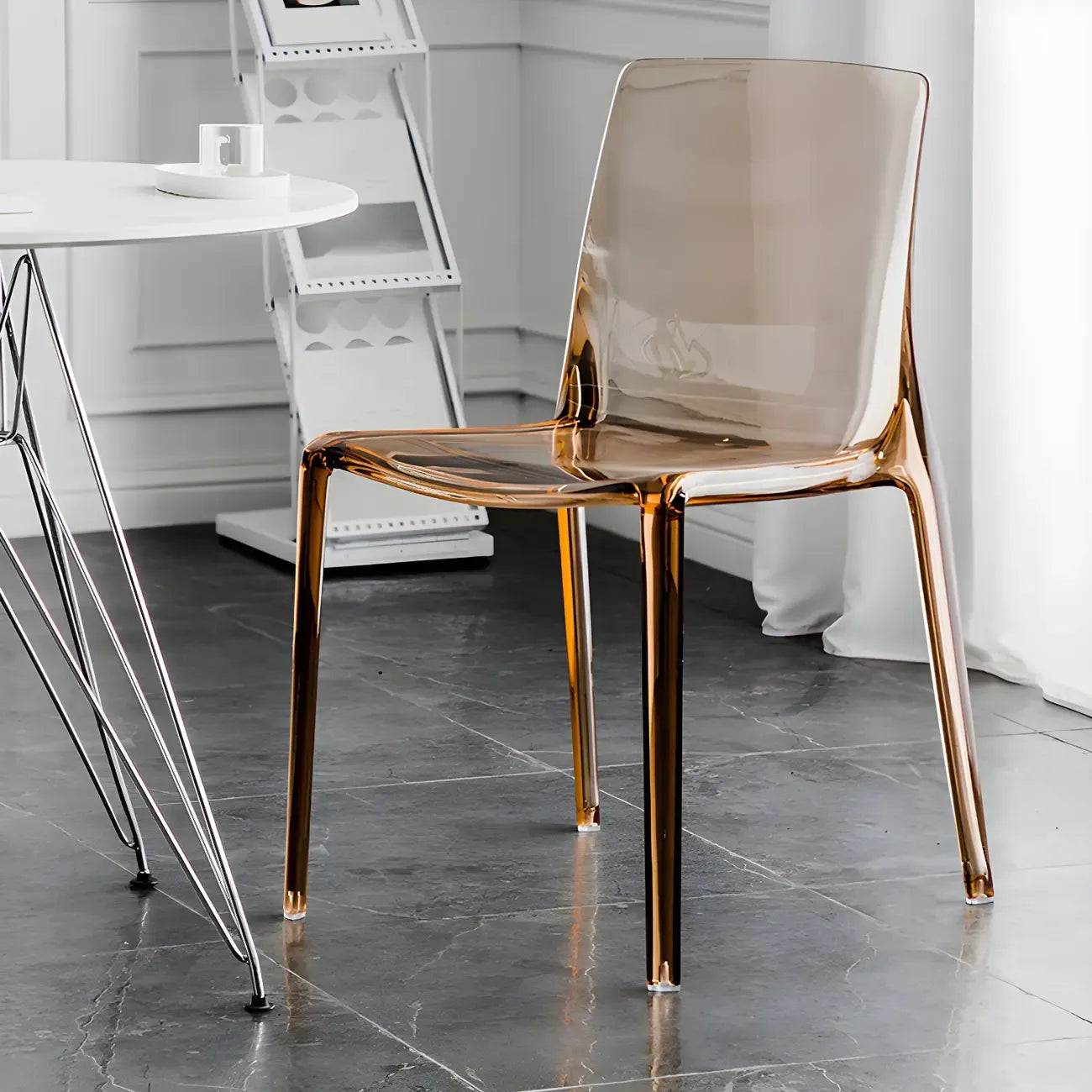 Chaise de salle à manger en acrylique ambré sans accoudoirs à dossier bas