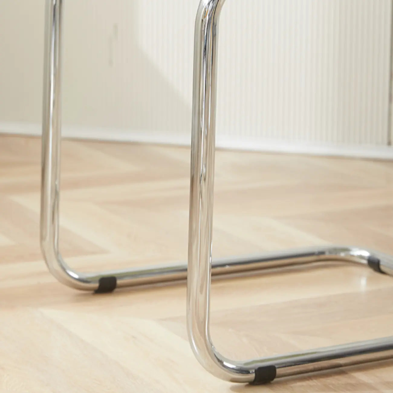 Chaise de salle à manger sans accoudoirs en métal simple, dossier plein jaune