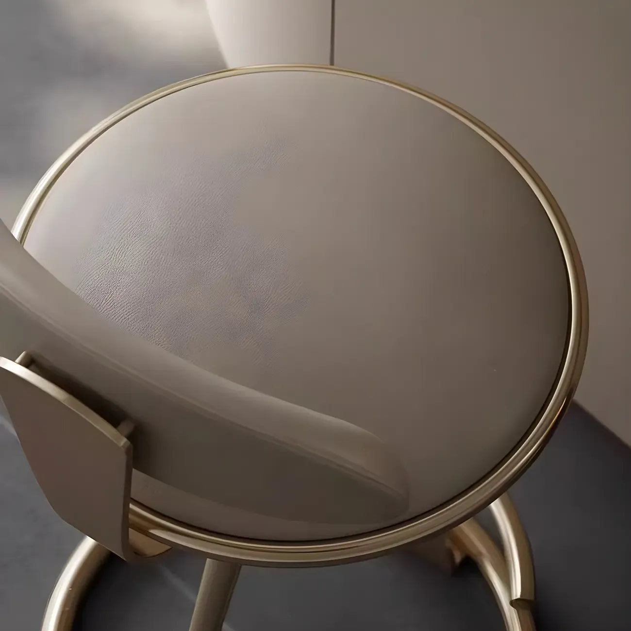 Tabouret de bar en cuir beige épuré avec cadre en métal doré luxueux