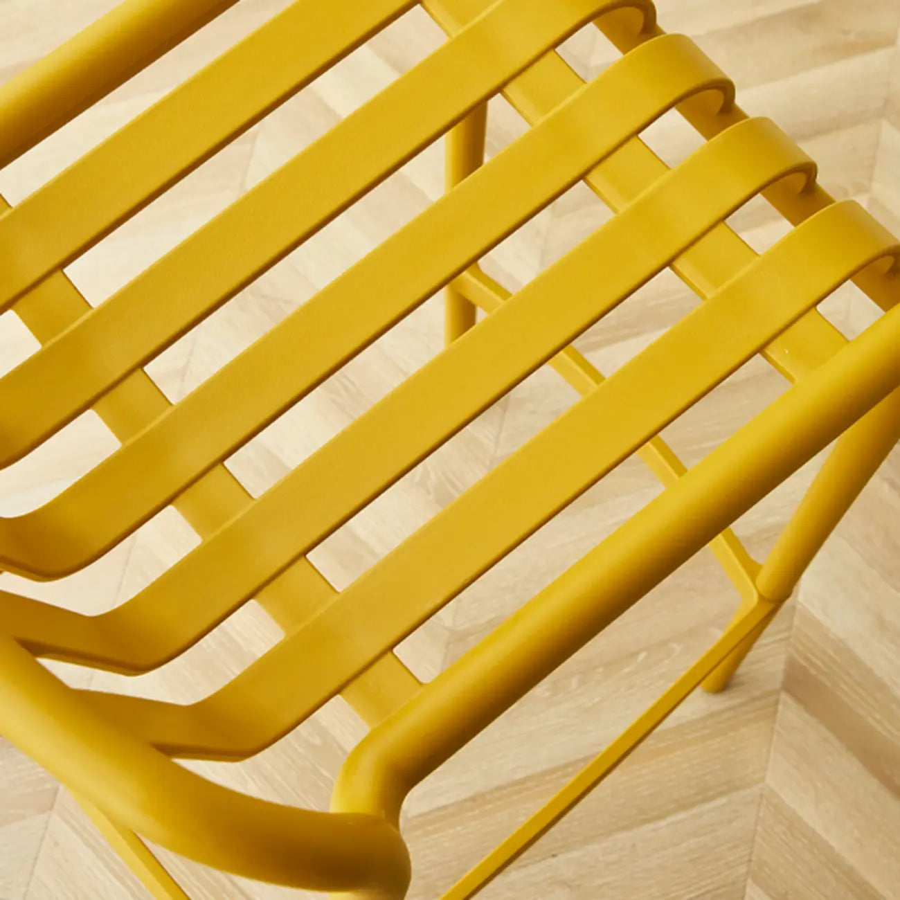 Tabouret de bar minimaliste en plastique pour l'extérieur et l'intérieur