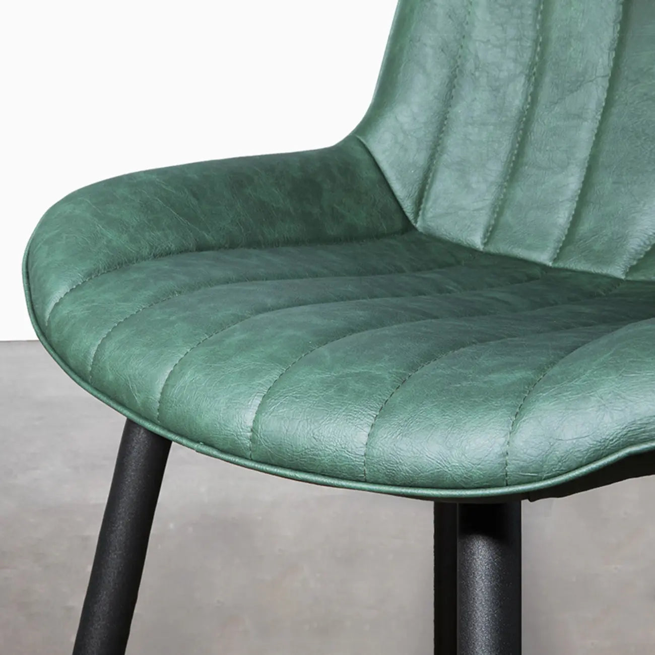 Chaise de salle à manger simple en cuir rembourré, dossier plein, pieds en métal