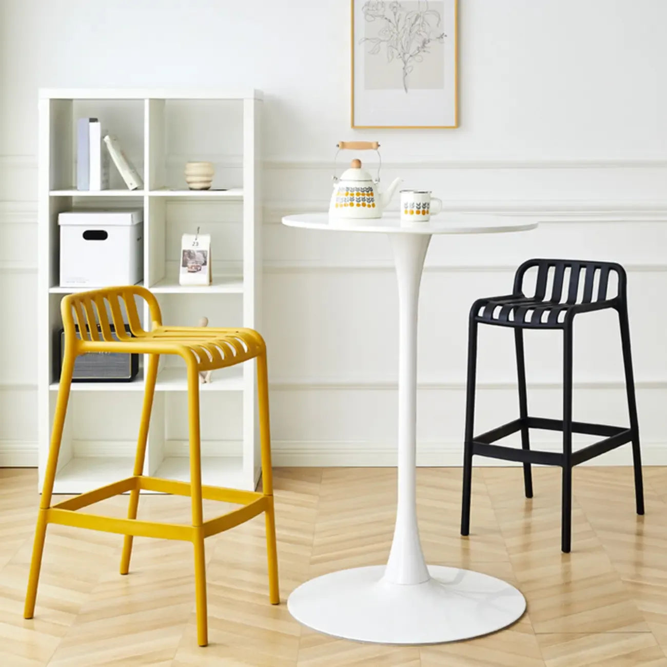 Tabouret de bar minimaliste en plastique pour l'extérieur et l'intérieur