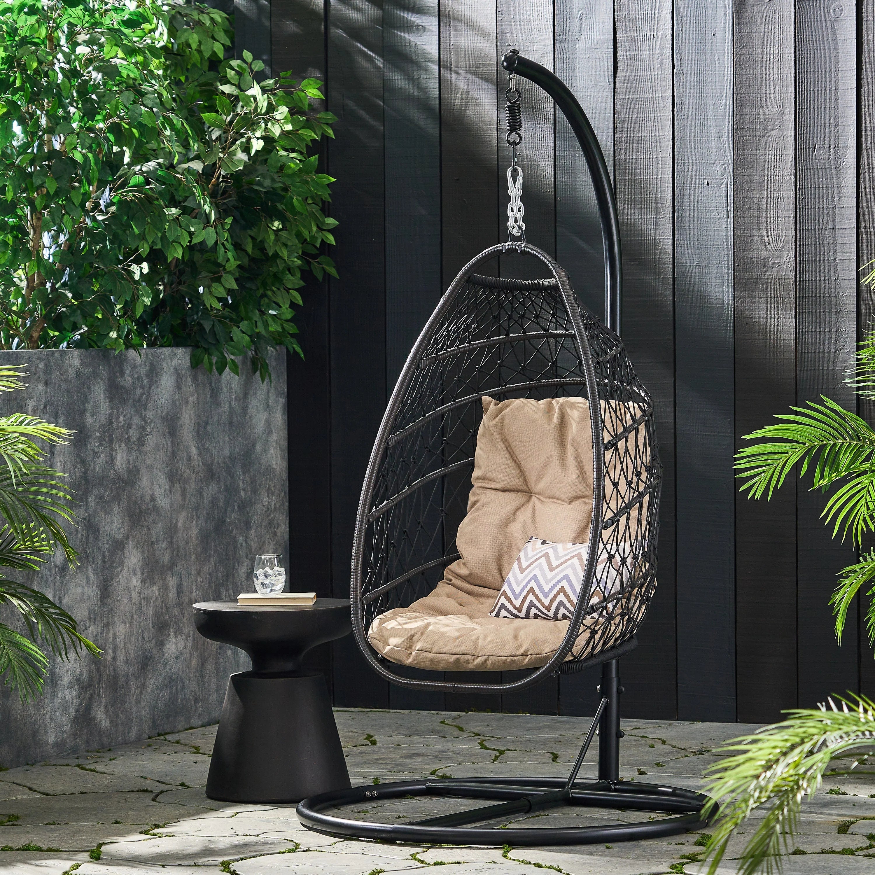 Chaise suspendue pliable d'extérieur Coloma en osier et corde avec support