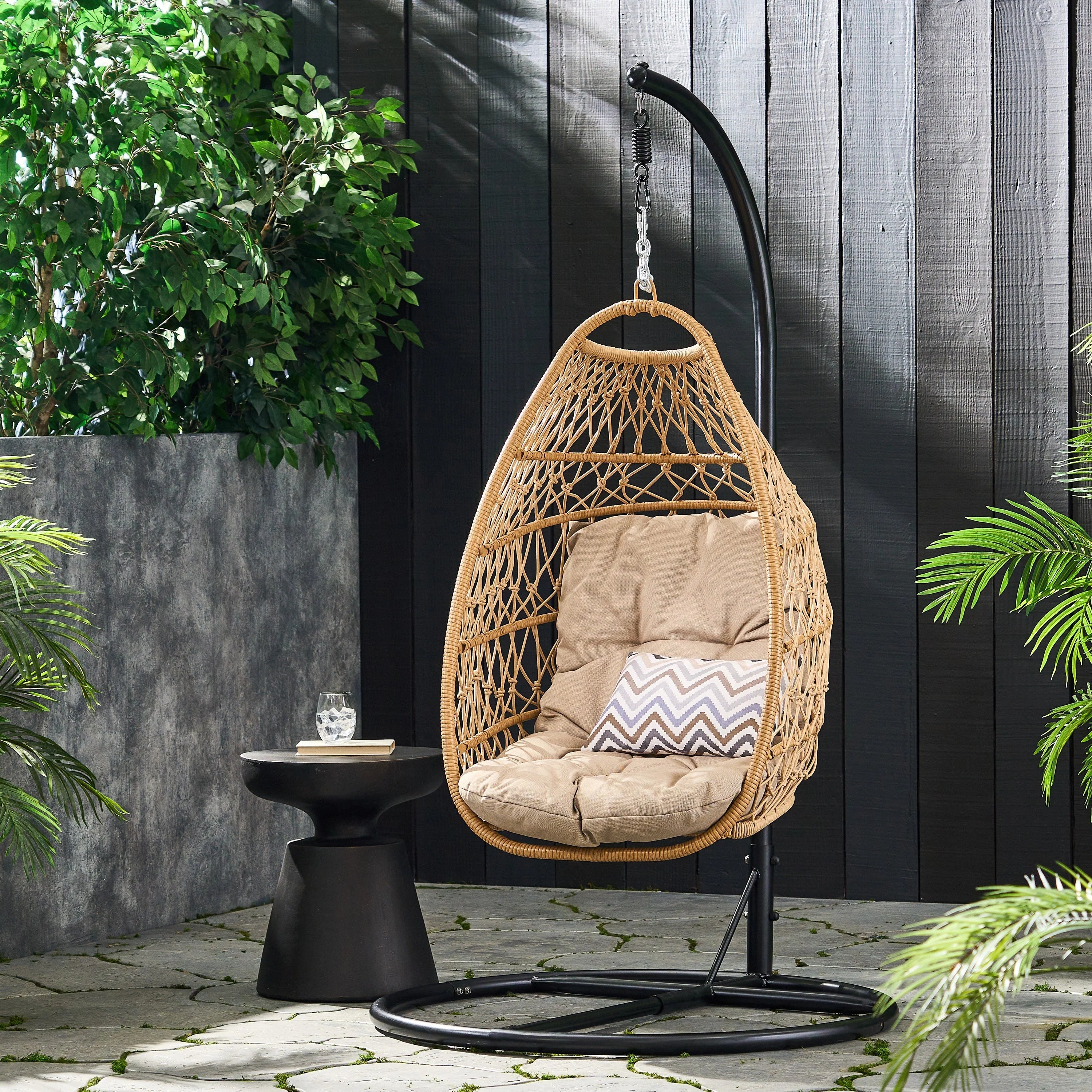 Chaise suspendue pliable d'extérieur Coloma en osier et corde avec support