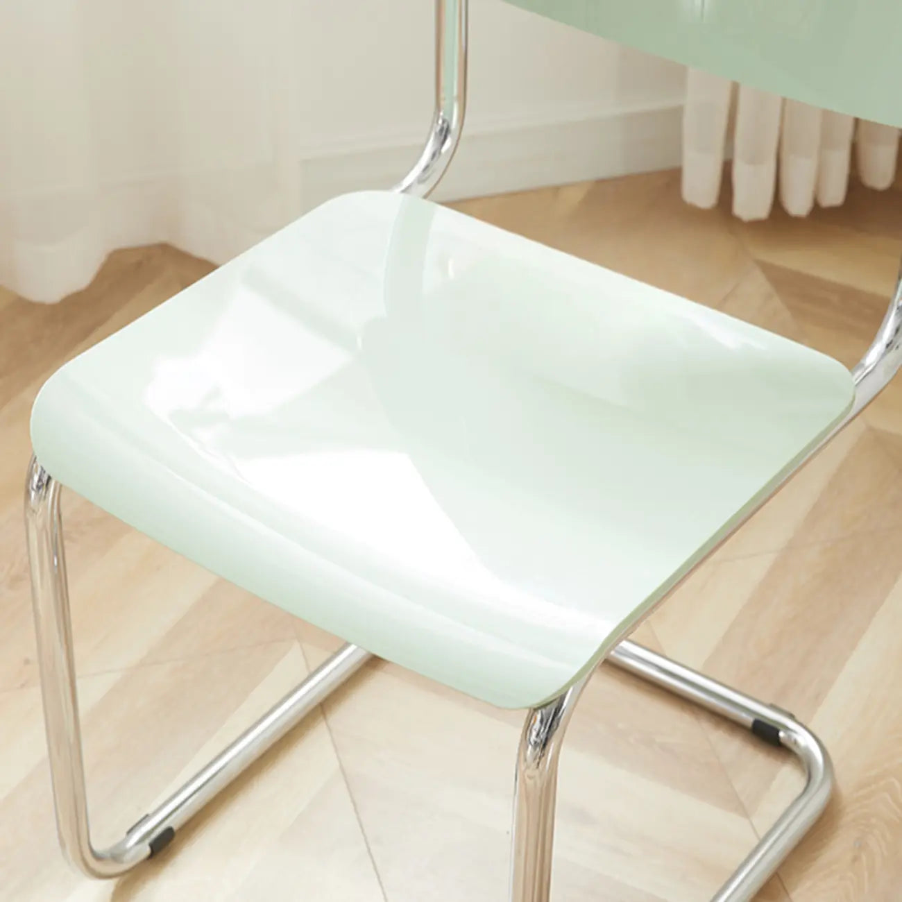 Chaise de salle à manger sans accoudoirs en métal simple, dossier plein jaune