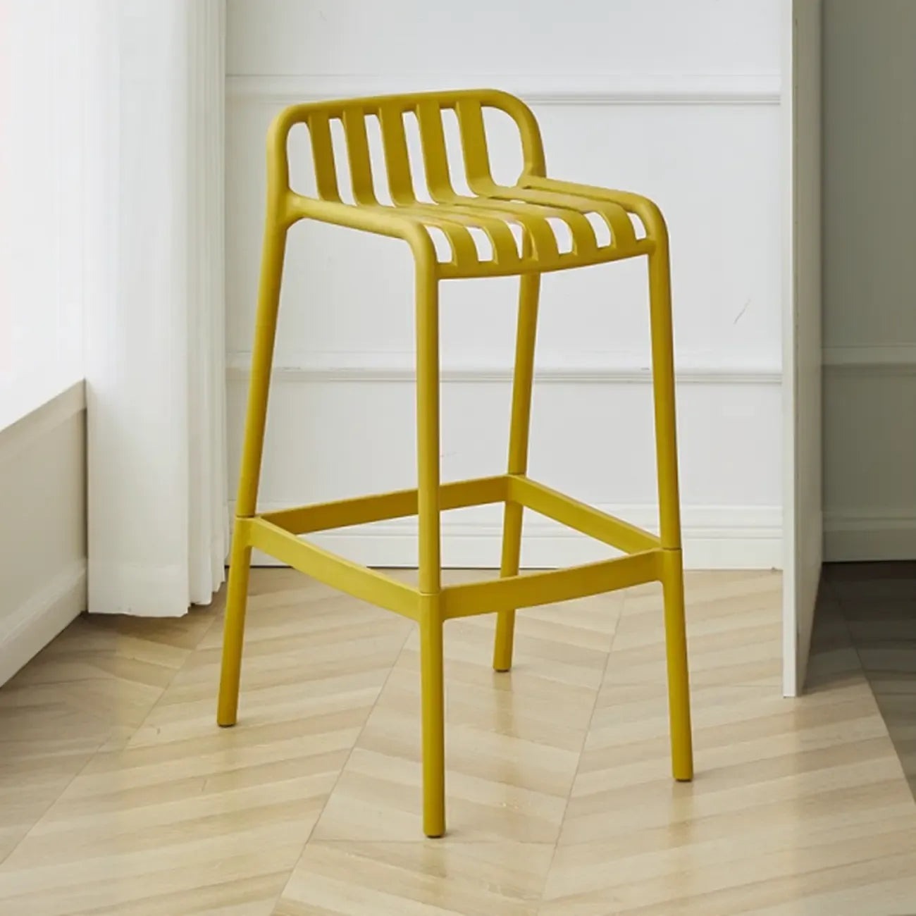 Tabouret de bar minimaliste en plastique pour l'extérieur et l'intérieur