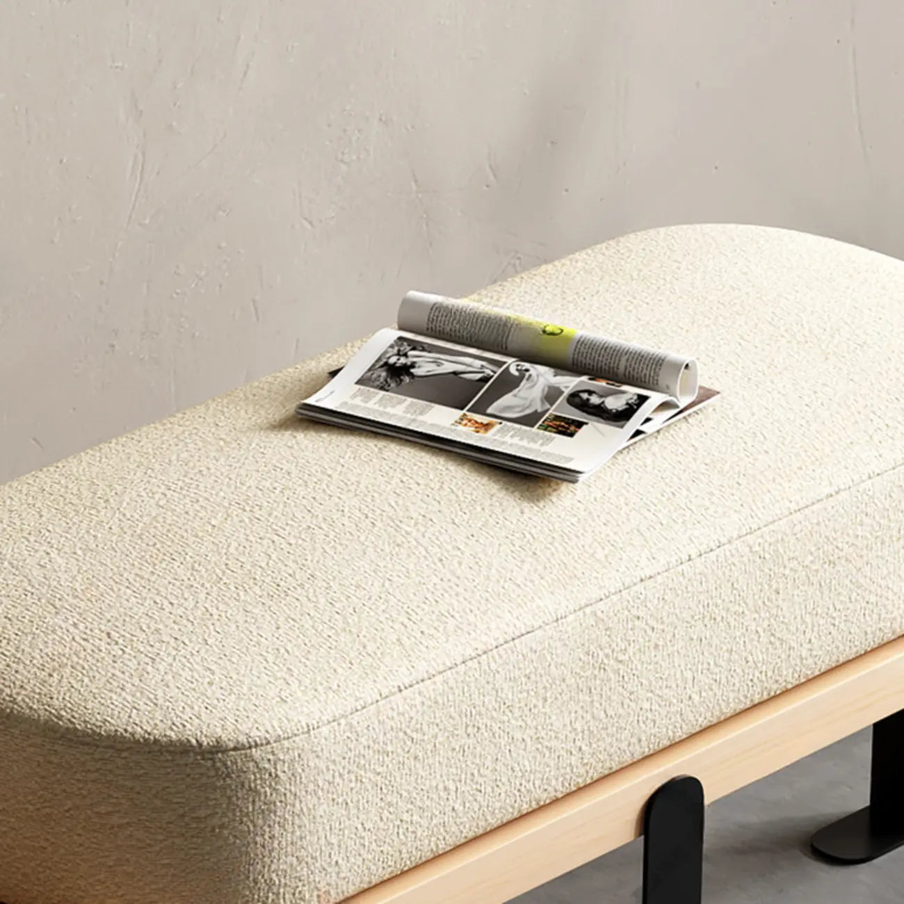Banc court moderne en bois beige rembourré