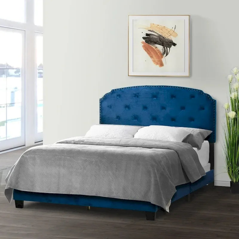 Lit Queen en velours bleu marine avec capitonnage et clous décoratifs noirs