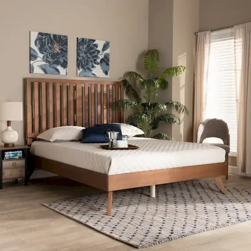 Lit plateforme en bois fini noyer brun de style Mid-Century Modern