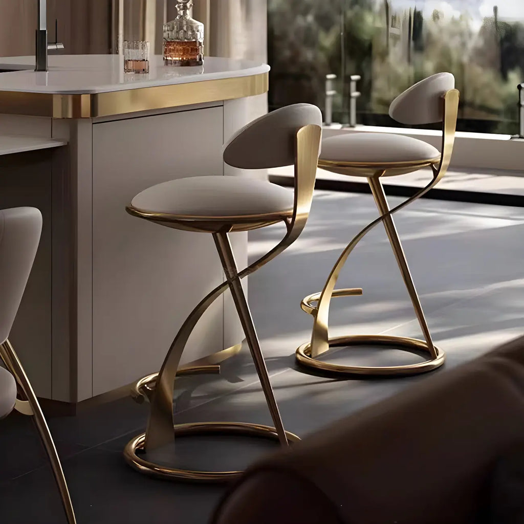 Tabouret de bar en cuir beige épuré avec cadre en métal doré luxueux