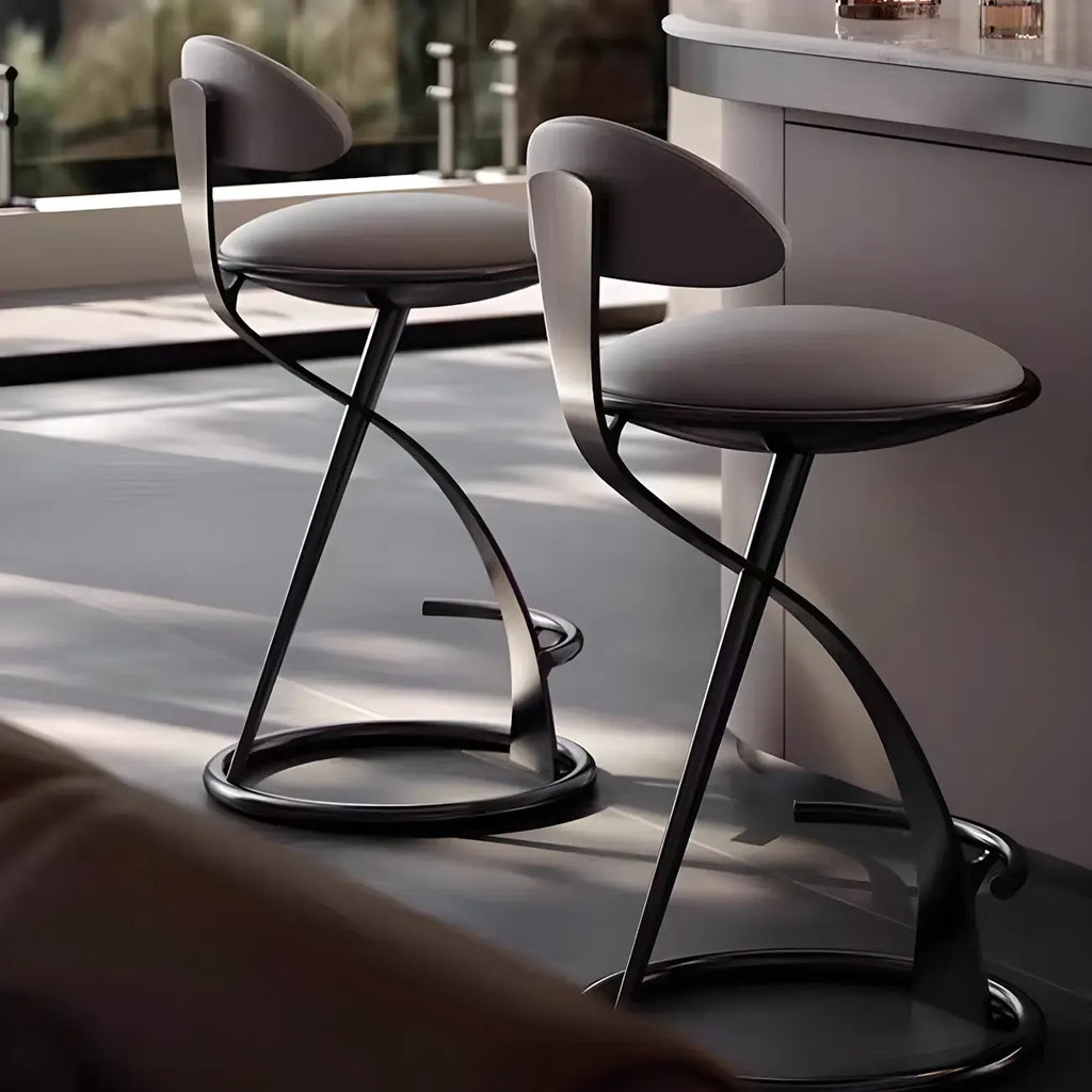 Tabouret de bar en cuir beige épuré avec cadre en métal doré luxueux