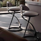 Tabouret de bar en cuir beige épuré avec cadre en métal doré luxueux