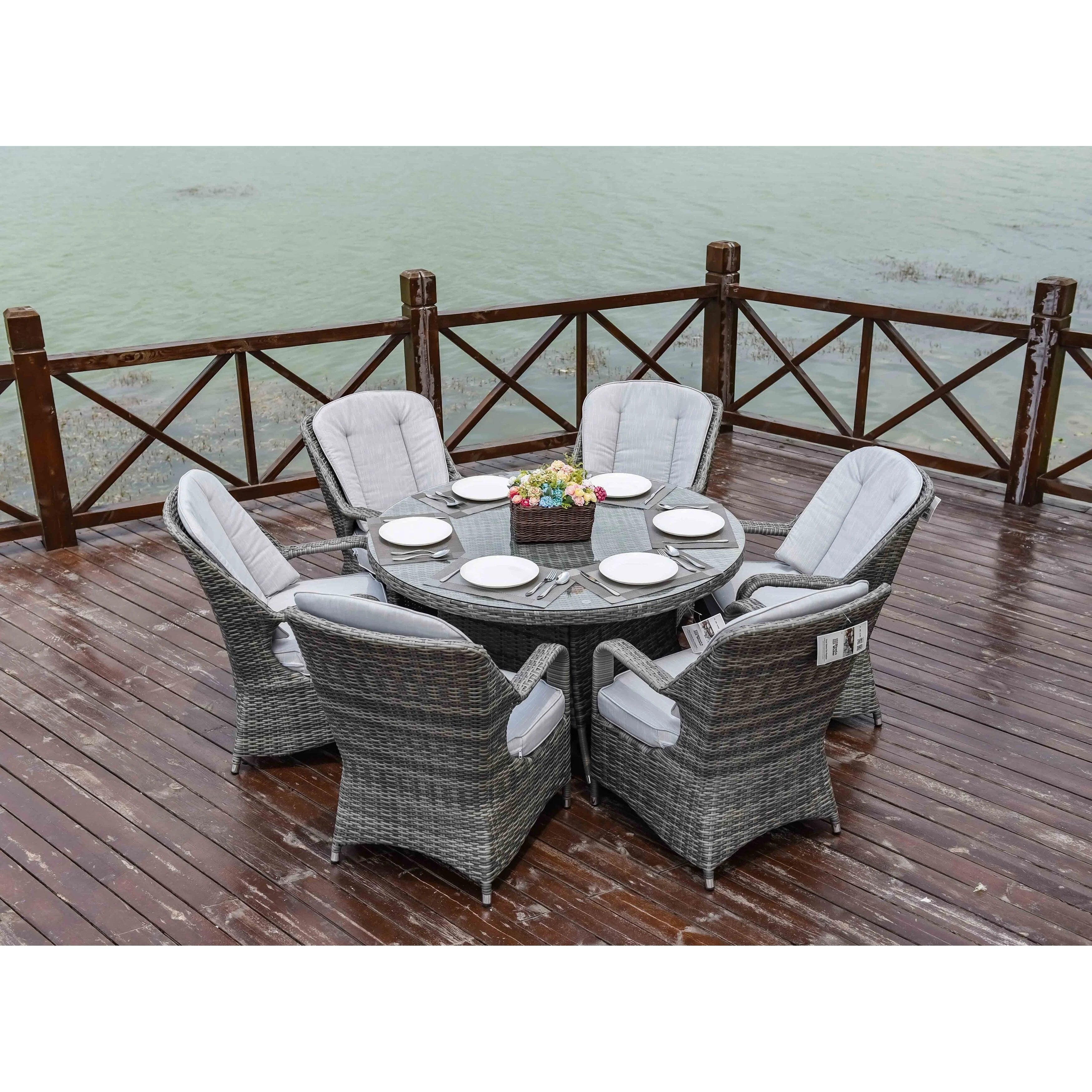 Ensemble de salle à manger rond 7 pièces en rotin tressé d'extérieur avec coussins de Moda Furnishings