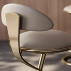 Tabouret de bar en cuir beige épuré avec cadre en métal doré luxueux