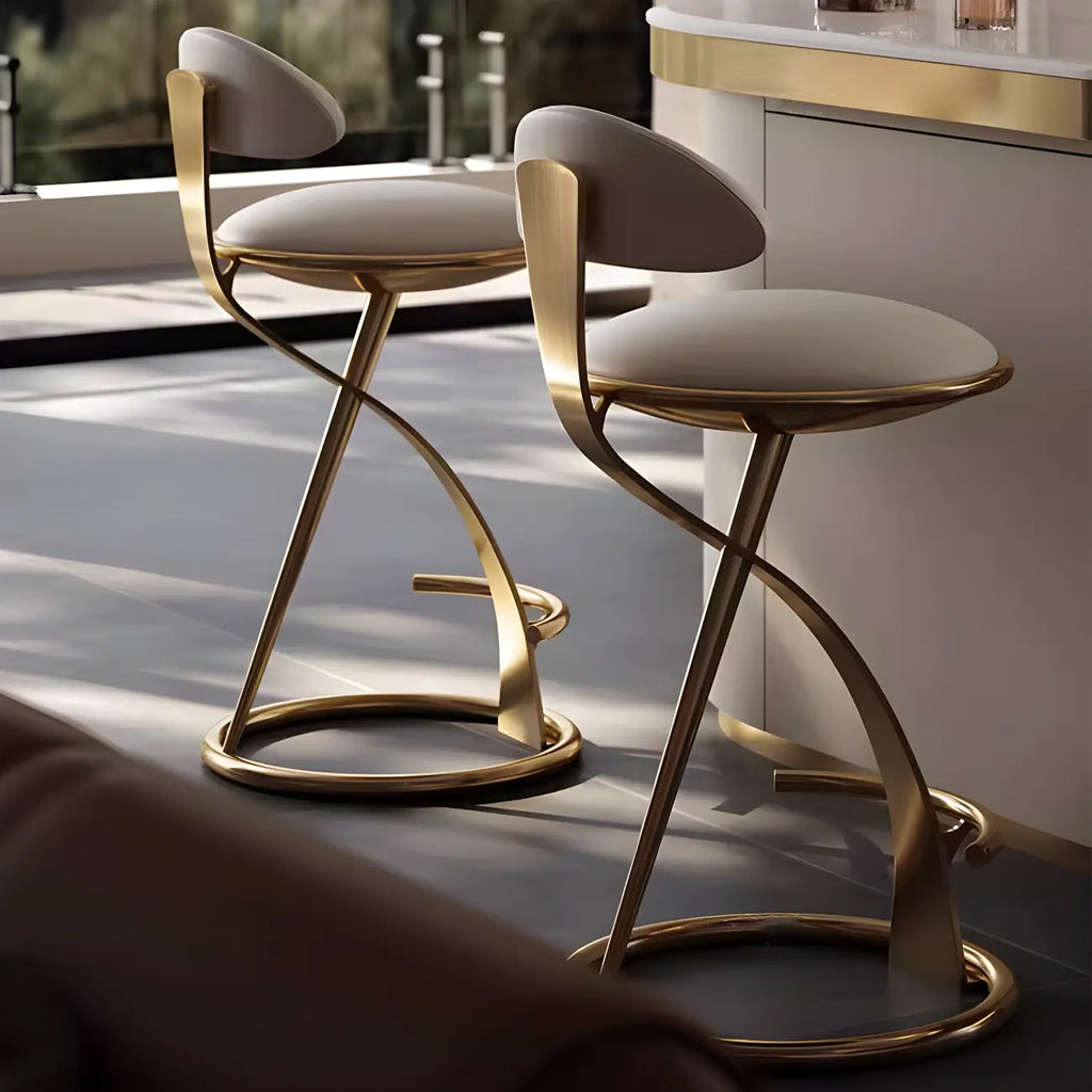 Tabouret de bar en cuir beige épuré avec cadre en métal doré luxueux