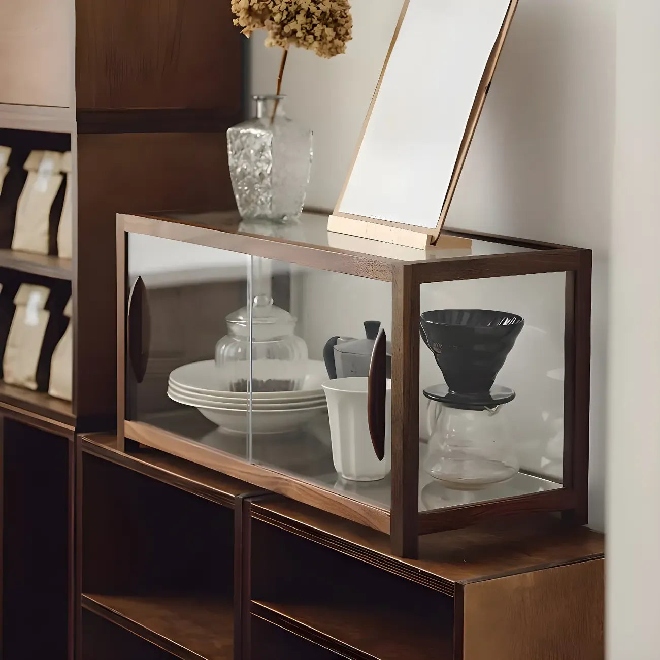 Élégante vitrine de collection en bois avec portes coulissantes