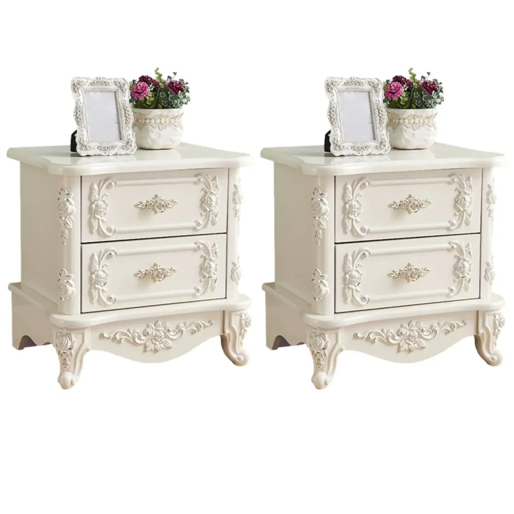 Table de chevet traditionnelle en bois blanc sculpté à 3 tiroirs